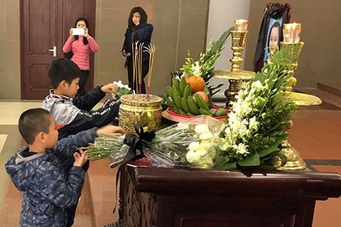 Xúc động các bạn nhỏ tới viếng Hải An - cô bé có trái tim nhân hậu - ảnh 3