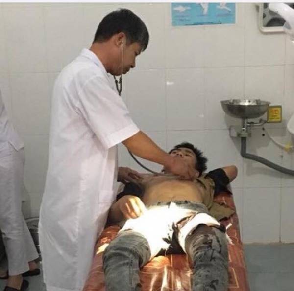 Mâu thuẫn cá nhân, nam sinh đâm bạn trọng thương giữa lớp học - ảnh 1