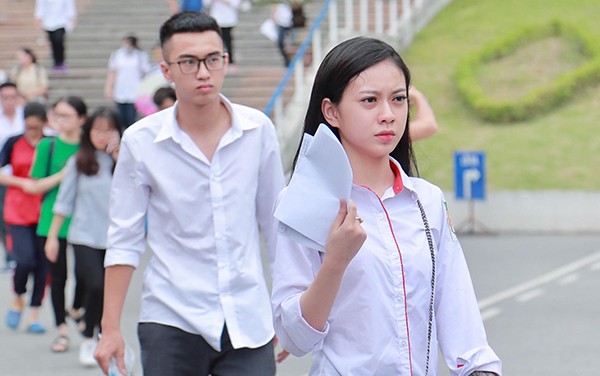 Khóc trước cổng trường công lập: Nghịch lý ở đâu? - ảnh 1