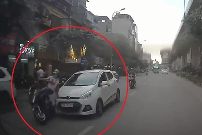 Hà Nội: Lái xe 'điên' đâm va hàng loạt người đi đường - ảnh 1