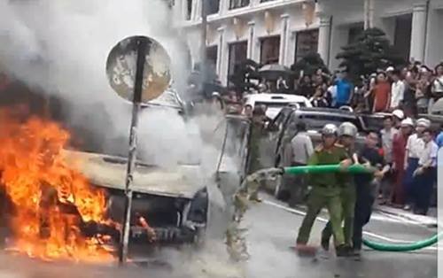 Dùng xe hút bể phốt chữa cháy ở Sa Pa: Lãnh đạo huyện nói gì? - ảnh 1