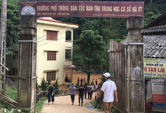 Hối hả dọn bùn chuẩn bị năm học mới - ảnh 1