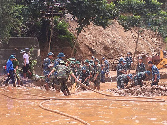 Hối hả dọn bùn chuẩn bị năm học mới - ảnh 5