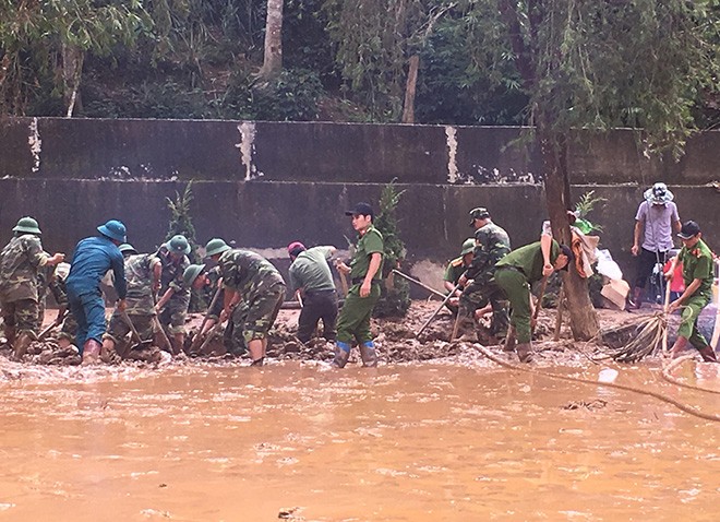 Hối hả dọn bùn chuẩn bị năm học mới - ảnh 6