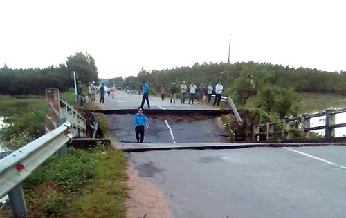 Sập cầu, một huyện ở Bình Thuận bị chia cắt - ảnh 1
