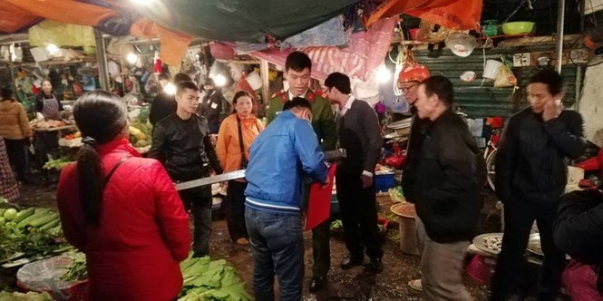 Ống sắt từ trên trời lao xuống uy hiếp hàng trăm người - ảnh 2