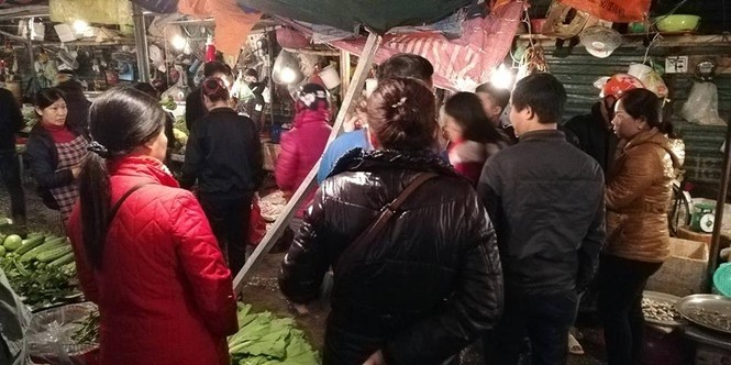 Ống sắt từ trên trời lao xuống uy hiếp hàng trăm người - ảnh 1