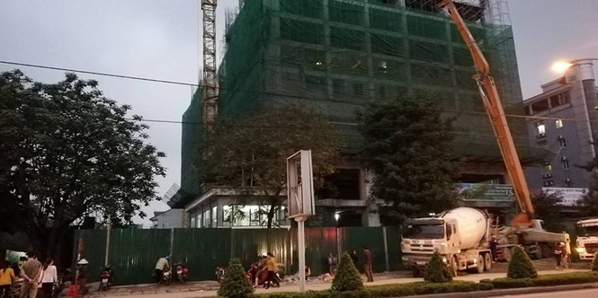 Ống sắt từ trên trời lao xuống uy hiếp hàng trăm người - ảnh 3