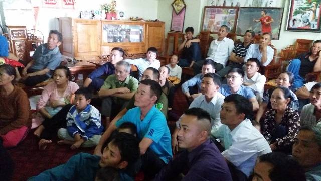 Mẹ Công Phượng mang quà quê sang Trung Quốc tẩm bổ cho con và đồng đội - ảnh 1