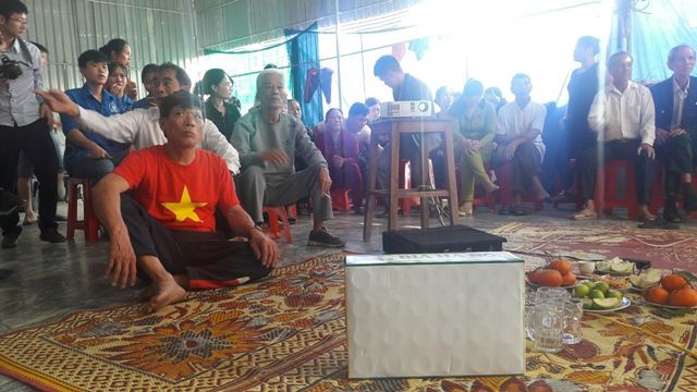 Mẹ Công Phượng mang quà quê sang Trung Quốc tẩm bổ cho con và đồng đội - ảnh 3