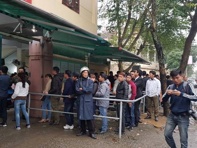 Hàng ngàn người đội mưa đi làm hồ sơ xuất ngoại - ảnh 1