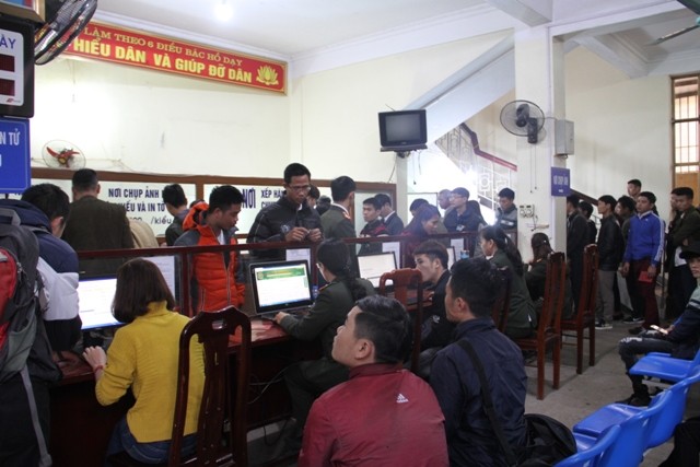 Hàng ngàn người đội mưa đi làm hồ sơ xuất ngoại - ảnh 3