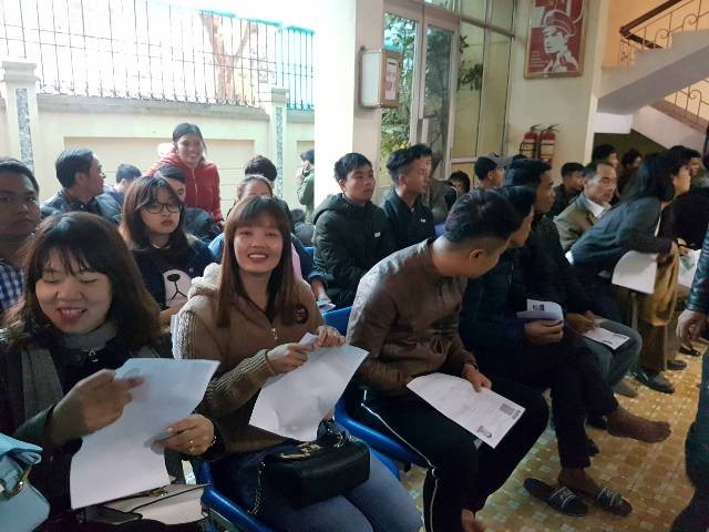 Hàng ngàn người đội mưa đi làm hồ sơ xuất ngoại - ảnh 5