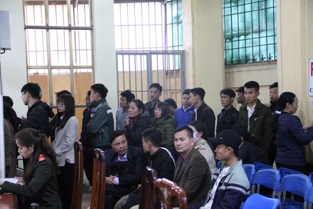 Hàng ngàn người đội mưa đi làm hồ sơ xuất ngoại - ảnh 4