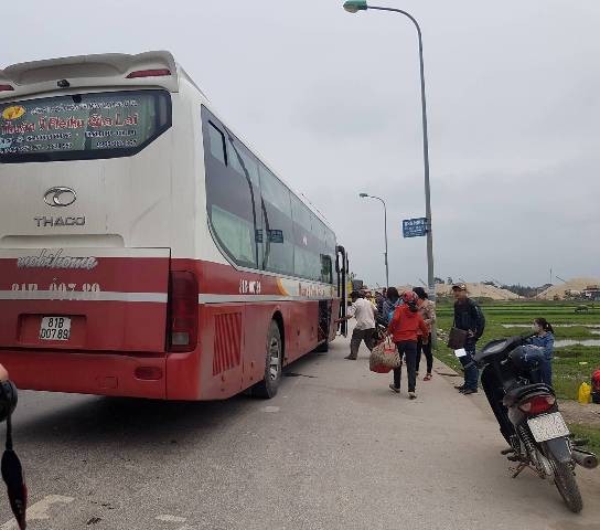 Lao động Nghệ An tất bật đón xe khách vào Nam, ra Bắc làm việc - ảnh 1