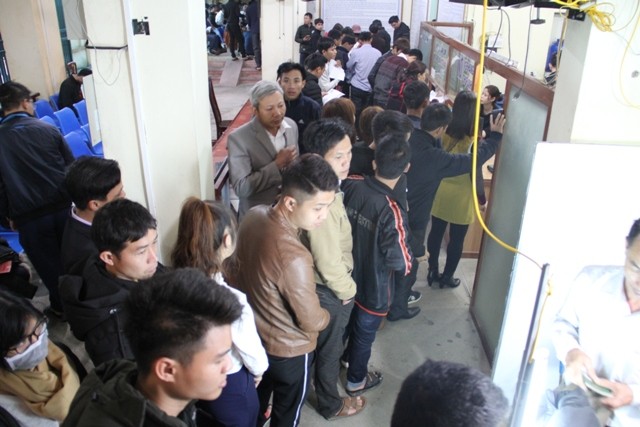 Hàng ngàn người đội mưa đi làm hồ sơ xuất ngoại - ảnh 2