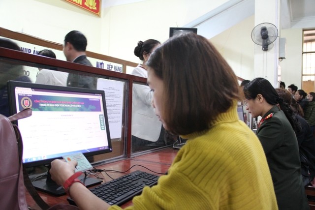 Hàng ngàn người đội mưa đi làm hồ sơ xuất ngoại - ảnh 7