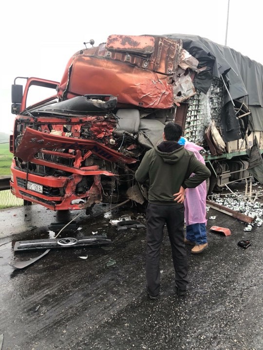 Đầu xe Container gãy ra đường sau cú đâm kinh hoàng - ảnh 2