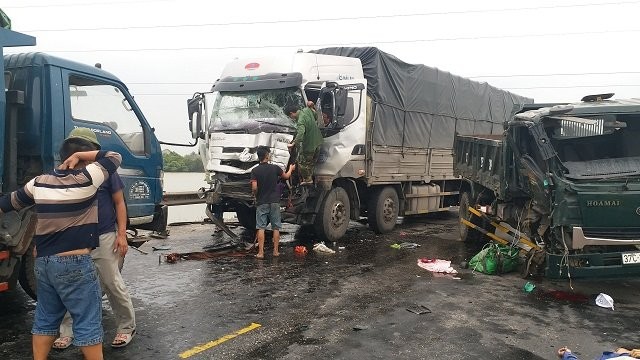 Người dân và CSGT phá cabin cứu hai tài xế ra ngoài sau vụ tai nạn - ảnh 2