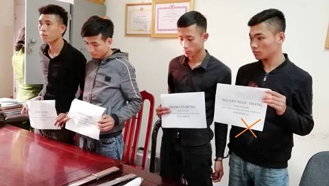 Tạm giữ nhóm côn đồ dùng kiếm tấn công người đàn ông chở con - ảnh 1