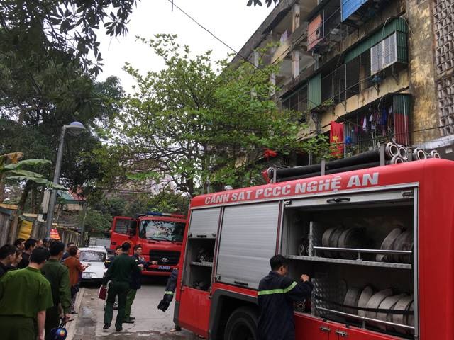 Hàng trăm người dân bỏ chạy tán loạn khi lửa bùng phát ở chung cư - ảnh 4