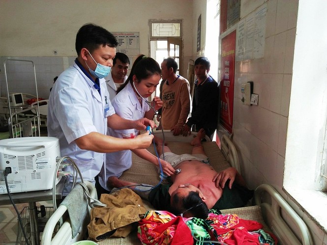 Nghệ An: Thêm một người nguy kịch khi uống rượu ngâm cây rừng - ảnh 1