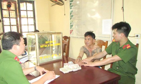 Ôm chăn màn đóng giả người nhà bệnh nhân để trộm tiền trong bệnh viện - ảnh 1