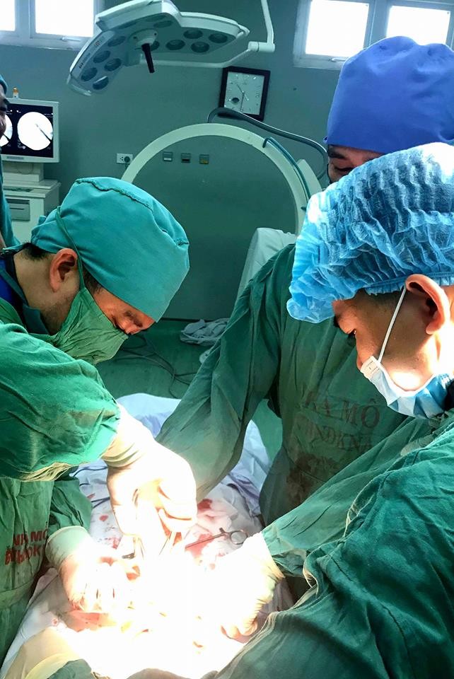 Phẫu thuật lấy lưỡi dao găm 11 năm trong cơ thể chiến sỹ công an - ảnh 2