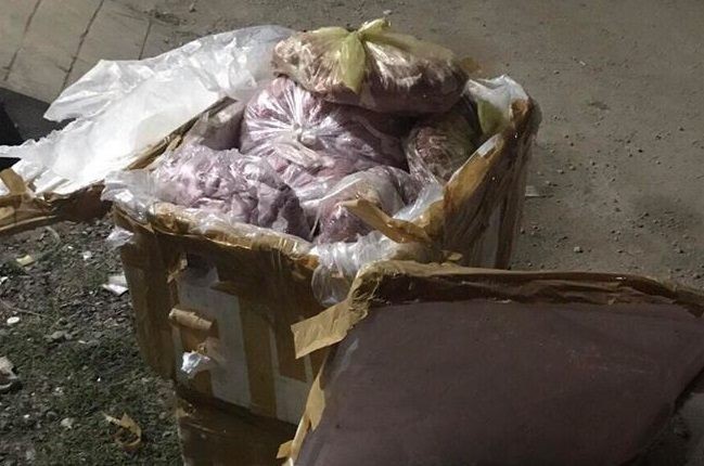 Gần 1 tấn thực phẩm bẩn được vận chuyển đi tiêu thụ - ảnh 1