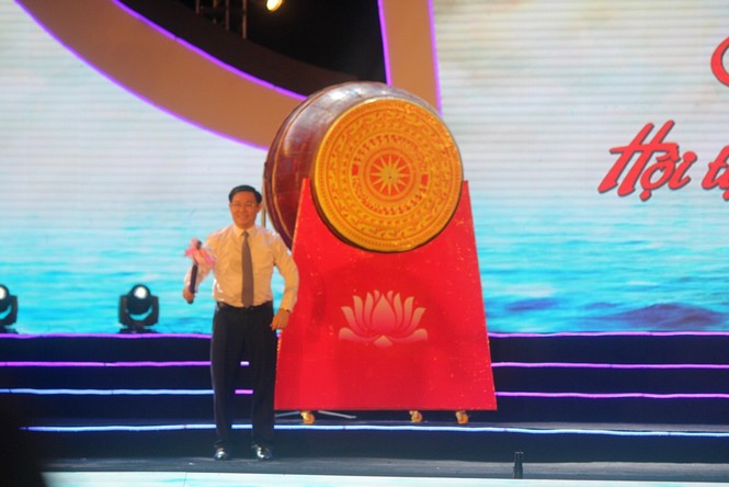 Phó Thủ tướng Vương Đình Huệ đánh trống khai mạc Lễ hội du lịch biển Cửa Lò 2018 - ảnh 2