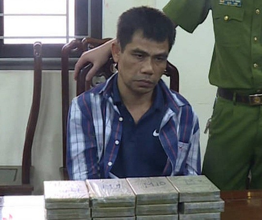 Đối tượng dùng súng K59 phòng thân khi vận chuyển 12 bánh heroin - ảnh 1