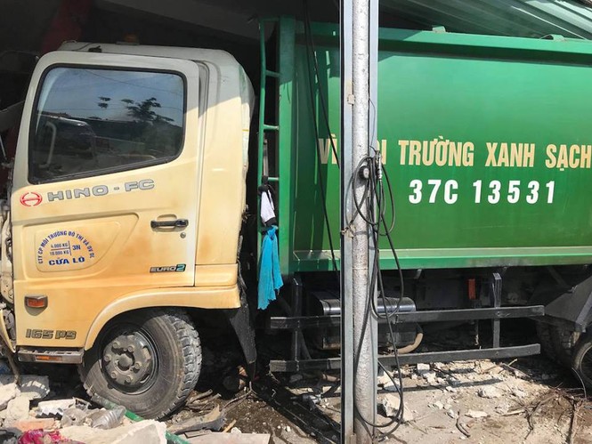 Xe chở rác mất lái lao vào nhà dân đâm người gãy cột sống - ảnh 1
