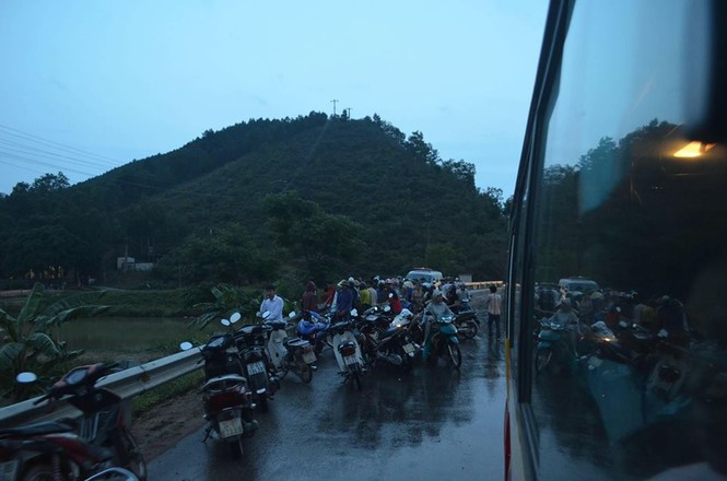 Hai bé trai bị đuối nước thương tâm khi tắm ao bên quốc lộ 46 - ảnh 1