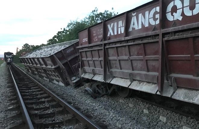Hai toa tàu bị trật bánh lật nghiêng khỏi đường ray Bắc - Nam - ảnh 1