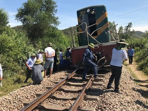 Nghệ An: Tàu hỏa chở hàng đâm văng xe tải 15m - ảnh 1