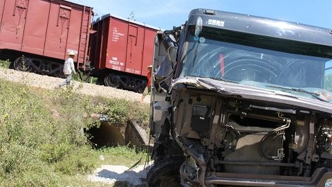 Nghệ An: Tàu hỏa chở hàng đâm văng xe tải 15m - ảnh 2