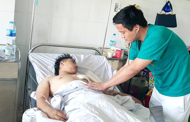 Cứu sống bệnh nhân bị dao đâm thấu tim, ngừng thở - ảnh 1