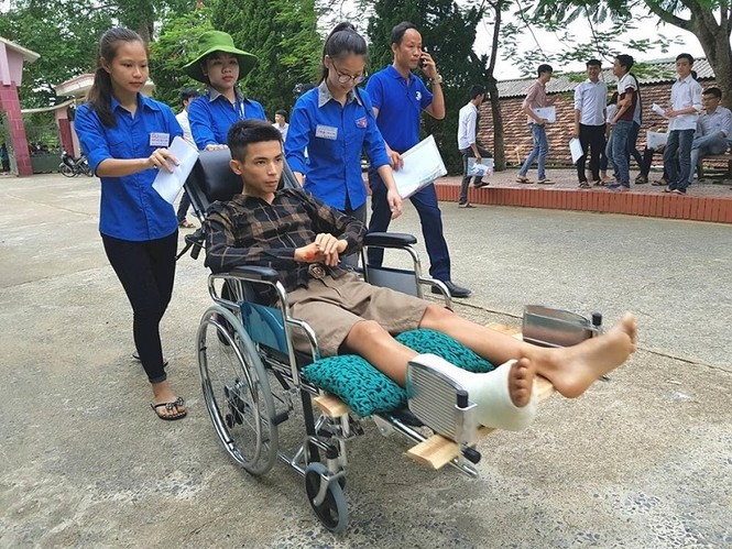 Thanh niên tình nguyện đồng hành cùng thí sinh “đặc biệt” - ảnh 1