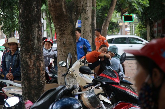 Thí sinh làm bài lo một, phụ huynh chờ đợi lo mười - ảnh 1