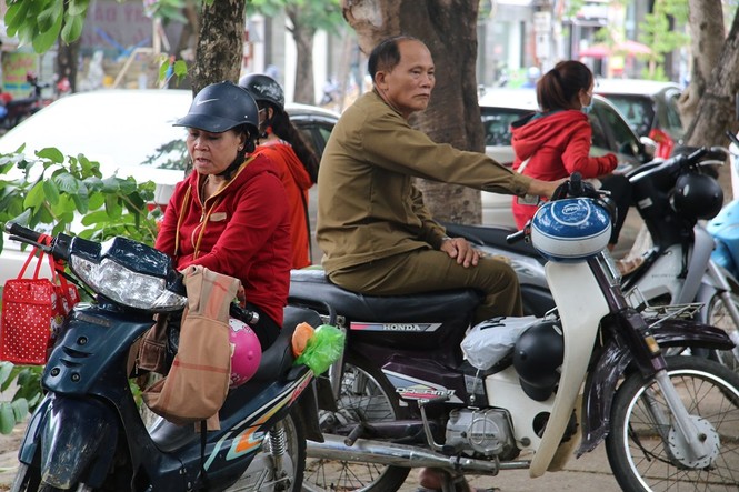 Thí sinh làm bài lo một, phụ huynh chờ đợi lo mười - ảnh 2