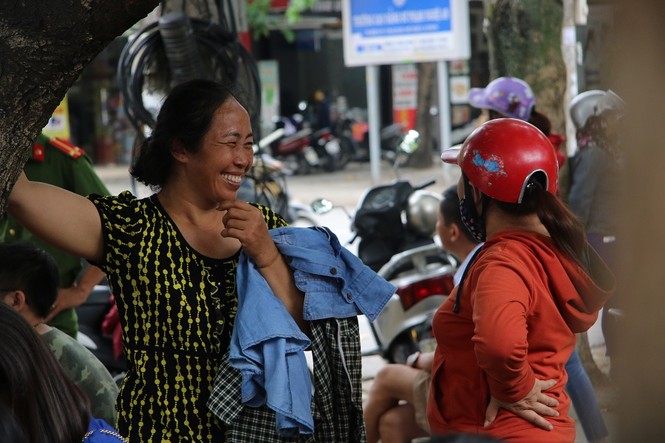 Thí sinh làm bài lo một, phụ huynh chờ đợi lo mười - ảnh 8