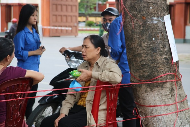 Thí sinh làm bài lo một, phụ huynh chờ đợi lo mười - ảnh 5