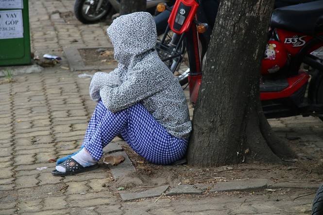 Thí sinh làm bài lo một, phụ huynh chờ đợi lo mười - ảnh 4