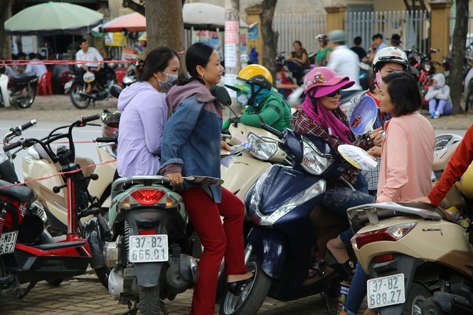 Thí sinh làm bài lo một, phụ huynh chờ đợi lo mười - ảnh 9
