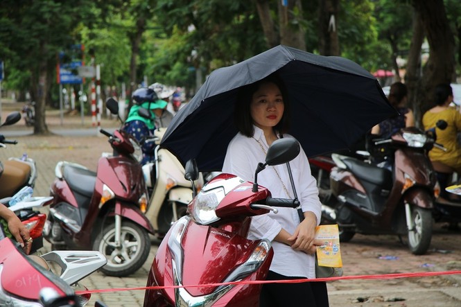 Thí sinh làm bài lo một, phụ huynh chờ đợi lo mười - ảnh 6
