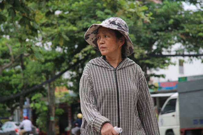 Thí sinh làm bài lo một, phụ huynh chờ đợi lo mười - ảnh 7
