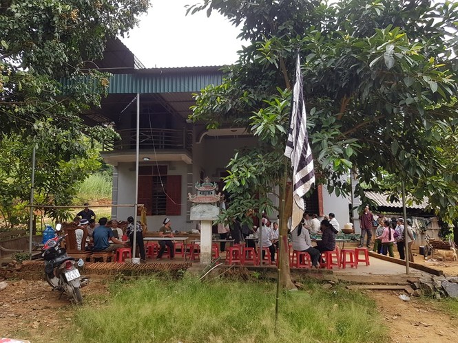 Đại tang xóm nghèo, bi đát cảnh mồ côi - ảnh 3