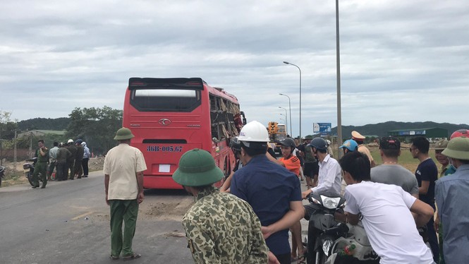 Xe khách lật nghiêng dưới ruộng khiến 5 người thương vong - ảnh 3