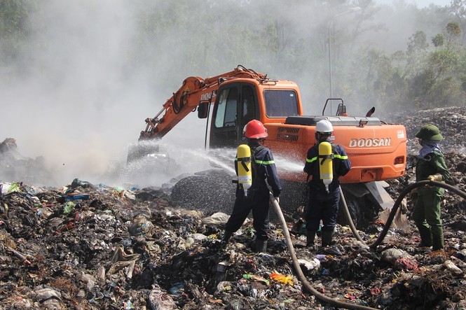 Cháy bãi rác, hàng chục người nhập viện - ảnh 1