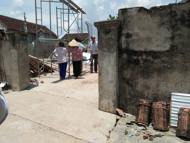Phá dỡ nhà cũ, hai người dân bị bờ tường đè tử vong - ảnh 1